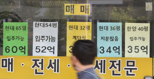 한 시민이 서울 강남구 압구정동 현대아파트 인근 부동산중개업소 매물정보 게시판을 살펴보고 있다. <연합뉴스>